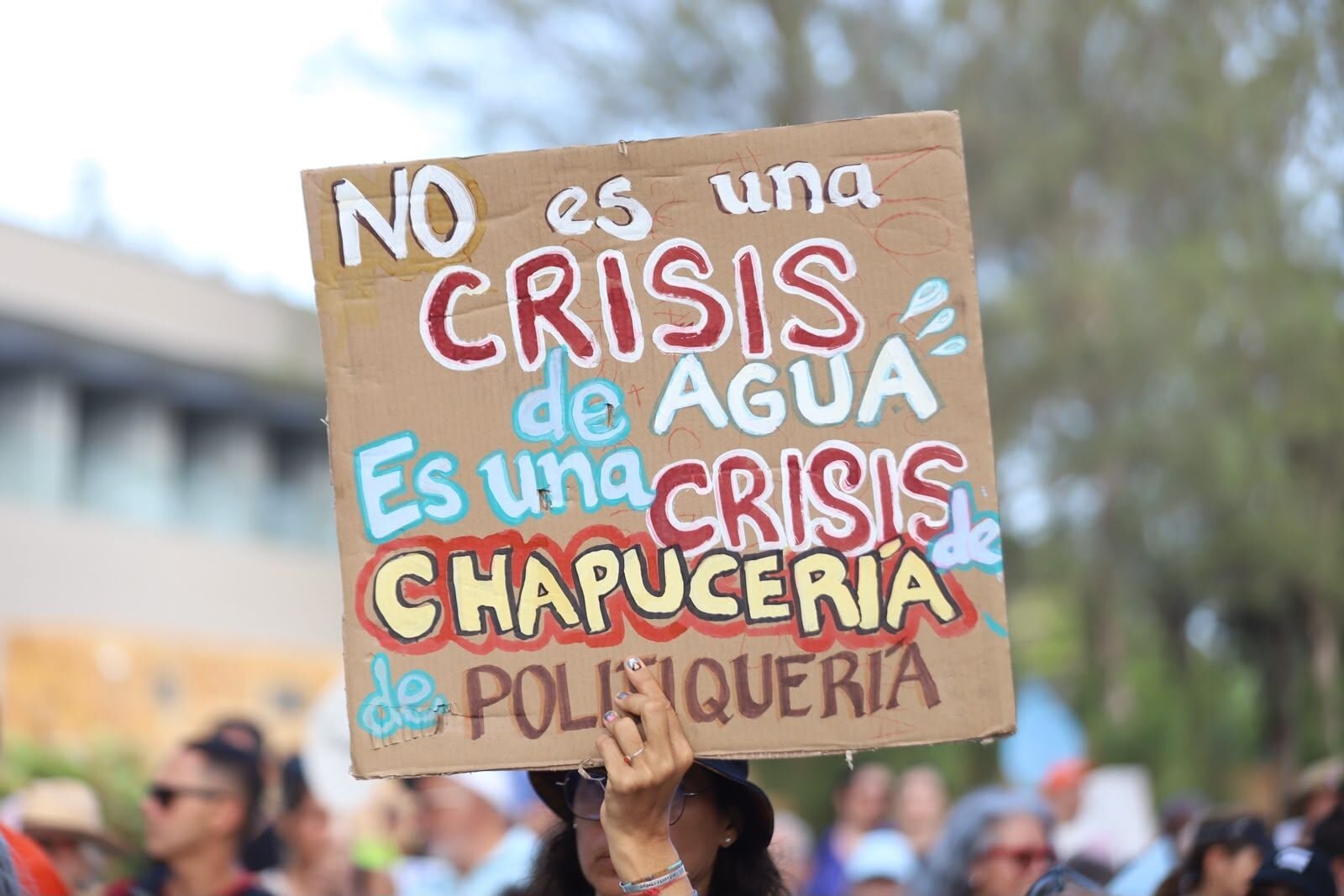 Pancarte : NO es una CRISIS de AGUA. Es una CRISIS de CHAPUCERIA de POLITIQUERIA.